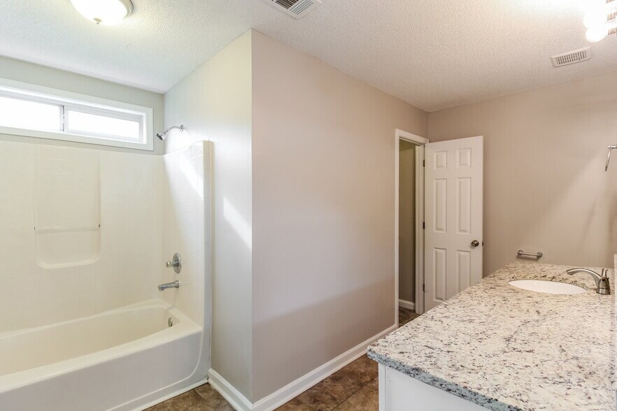 Building Photo - 7152 Ravenwood Ln