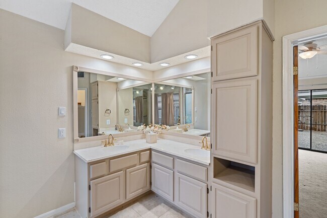 Building Photo - 815 Millpond Dr