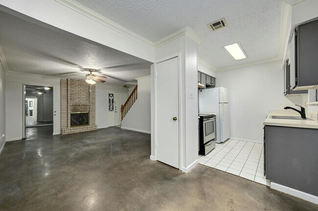 Building Photo - 8400 Jamestown Dr