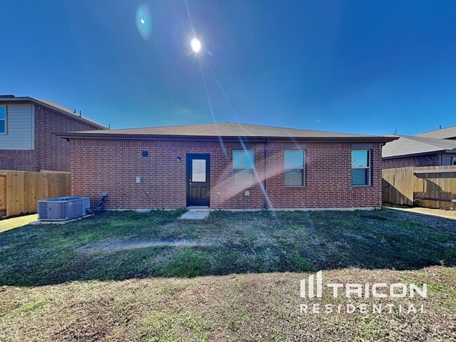 Building Photo - 733 Clark Dr