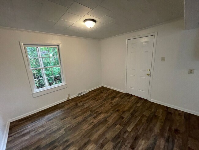 Building Photo - Renovated 2 bedroom 1 bathroom house with office/bonus room!