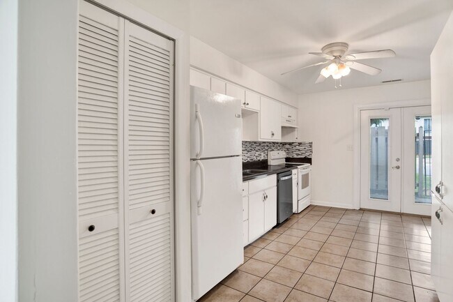 Building Photo - Freshly Renovated Townhome near Perdido Ba...