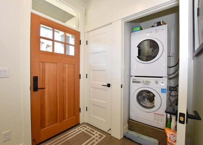 Building Photo - Charming 1 Bedroom Furnished Condo in NWX!