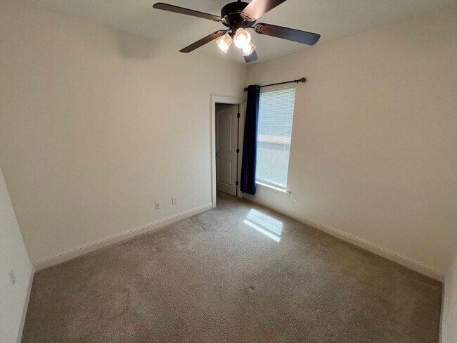 Building Photo - Trendy, 3 bedroom, 2 bath home in coveted Kenilworth Crossing Community near LSU