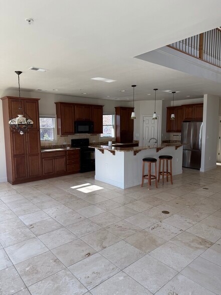 Building Photo - 943 Williams St