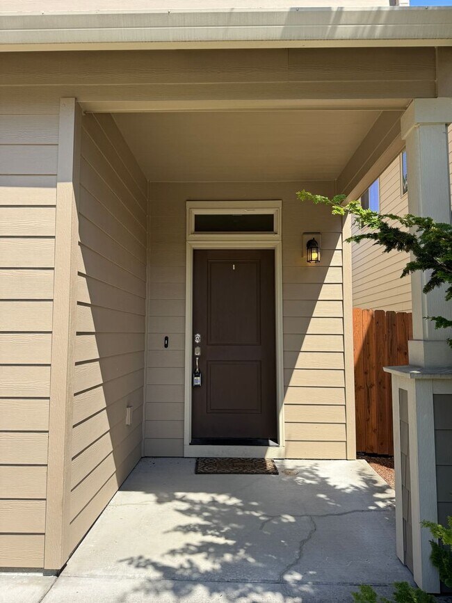 Building Photo - Amazing 3 bedroom home