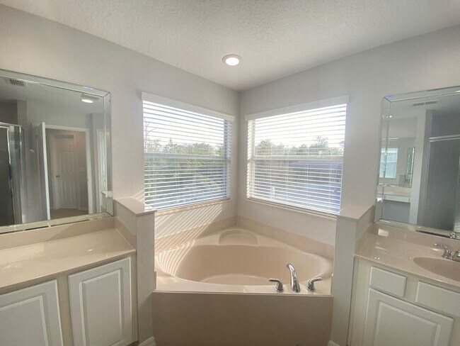 Building Photo - 3113 Curving Oaks Way