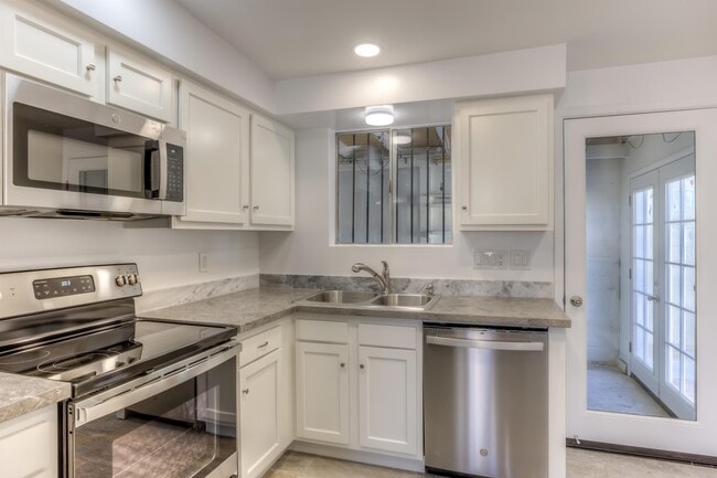 Building Photo - 417 E Jacinto St