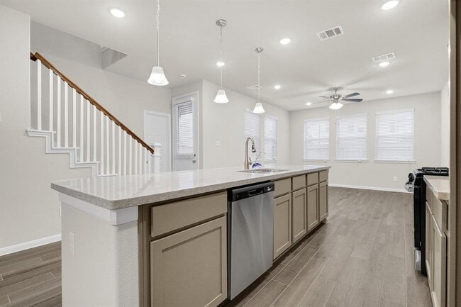 Building Photo - 5606 Hyde Park Dr