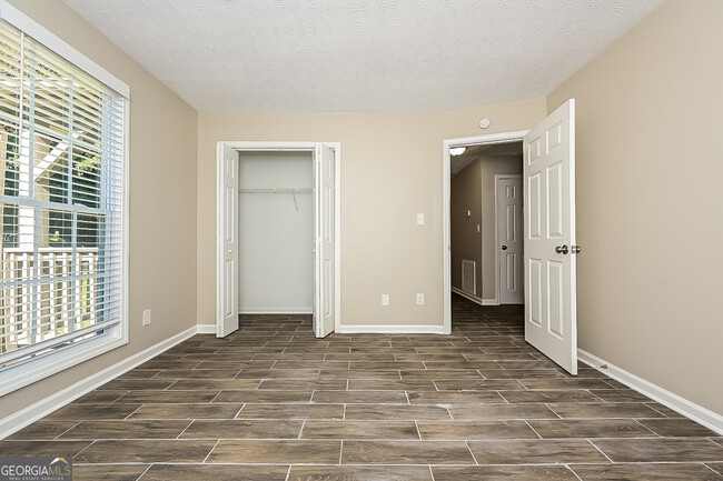 Building Photo - 402 Hawthorne Cir