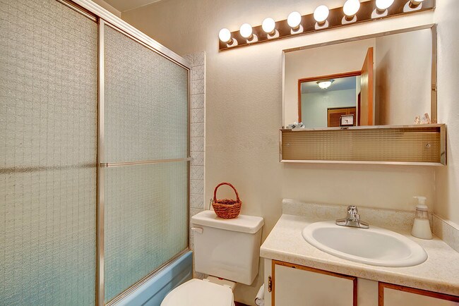 The Alaskan Apartments - Bathroom - The Alaskan