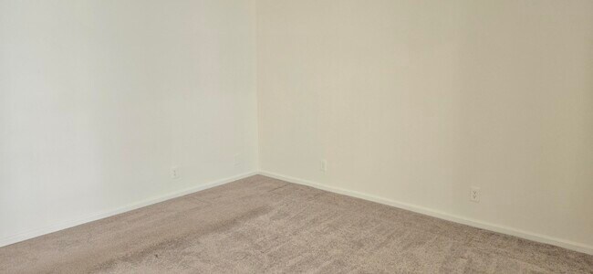 Building Photo - 7300 Lake Cir Dr