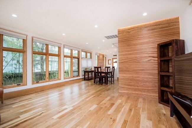 Building Photo - 811 E 23rd St