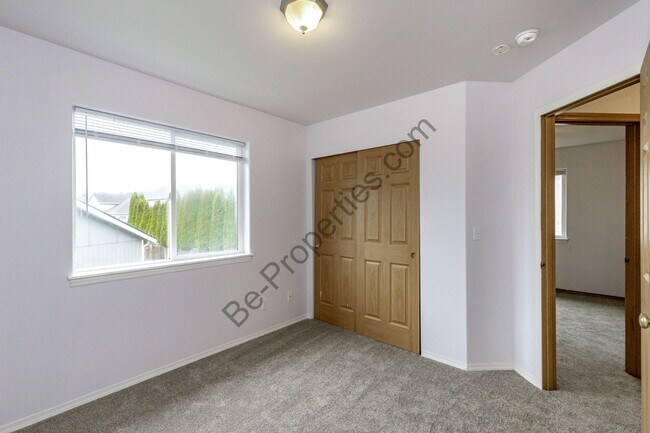 Building Photo - Spacious 3 Bedroom Puyallup Home