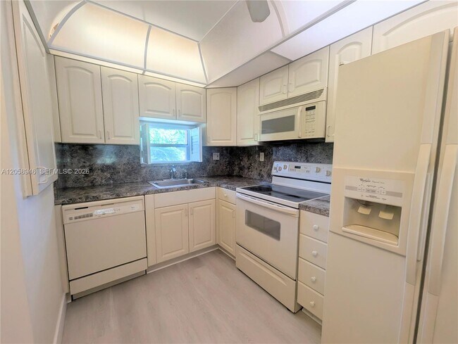 Building Photo - 820 S Hollybrook Dr