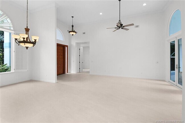 Building Photo - 158 S River Rd