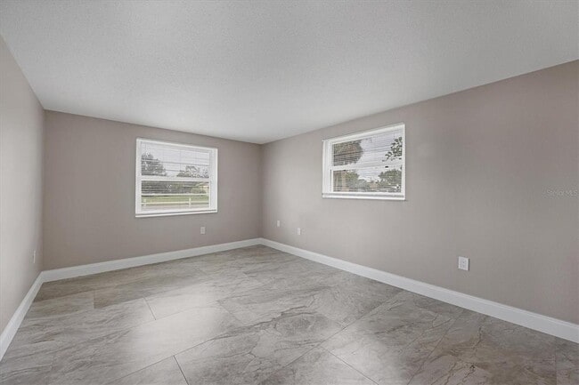 Building Photo - 880 Queen Rd