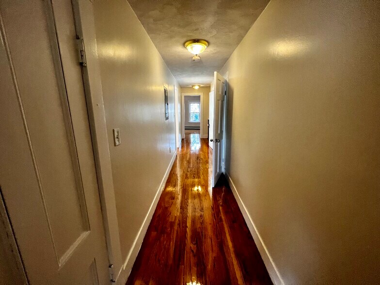 Building Photo - 19 Banks St