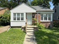 Building Photo - Renovated 3-Bedroom Home – We Welcome Sect...