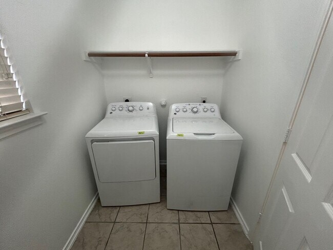 Building Photo - 3Bedroom/2Bath Home for Lease! Available Now!