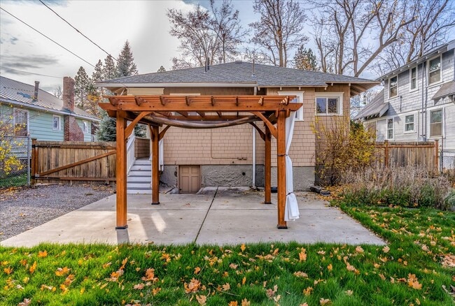 Building Photo - South Hill Charmer 3 bed, 1 bath available...