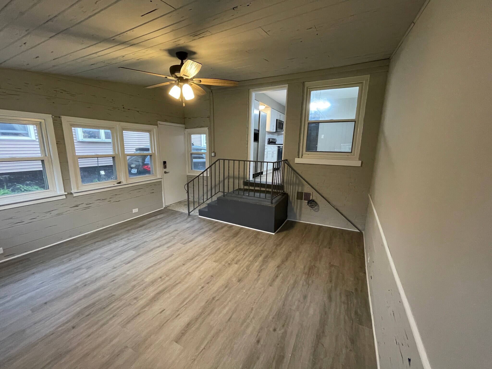 Sun Room/Family Room view 3 - 1550 Oakwood Ave