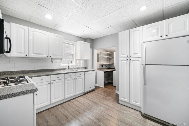 Building Photo - 17 Lawrence Ave