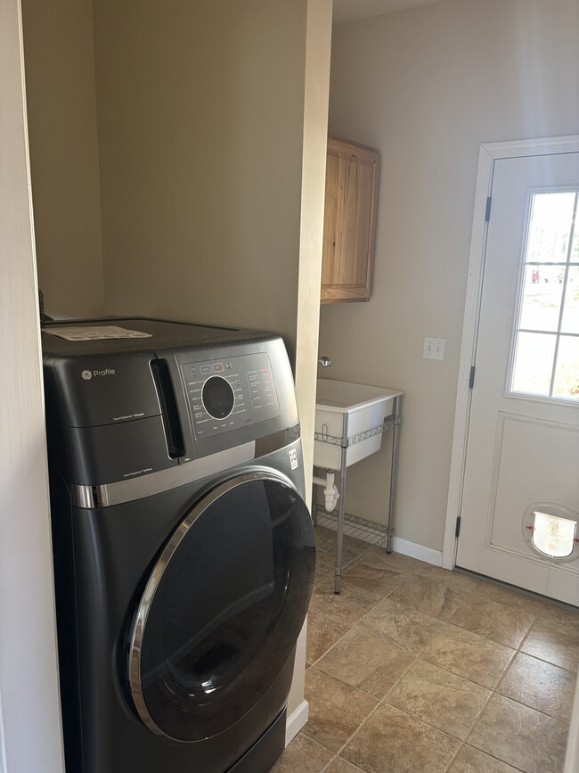 Building Photo - 477 Probart St