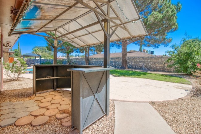 Building Photo - Stunning eastside rental in highly desirable area!