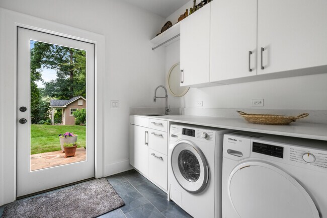 Building Photo - 1280 Becket Dr NE