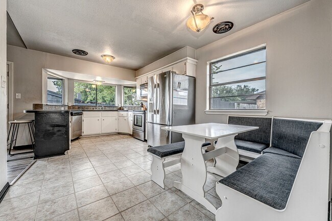 Building Photo - 3 Bedroom Rental with Gameroom!