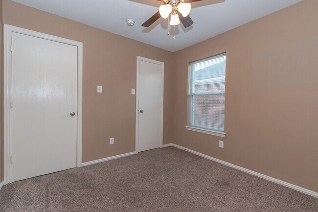 Building Photo - Spacious Three Bedroom Home!!