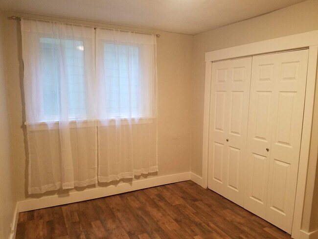 Building Photo - 831 S Edison St