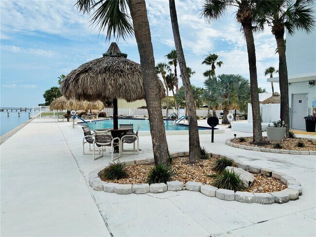 Building Photo - 7200 Sunshine Skyway Ln S