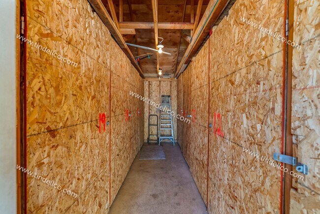 Building Photo - $500 OFF 2ND MONTH RENT** Spacious Pet-Friendly Top-Floor Unit w/ Parking Included!