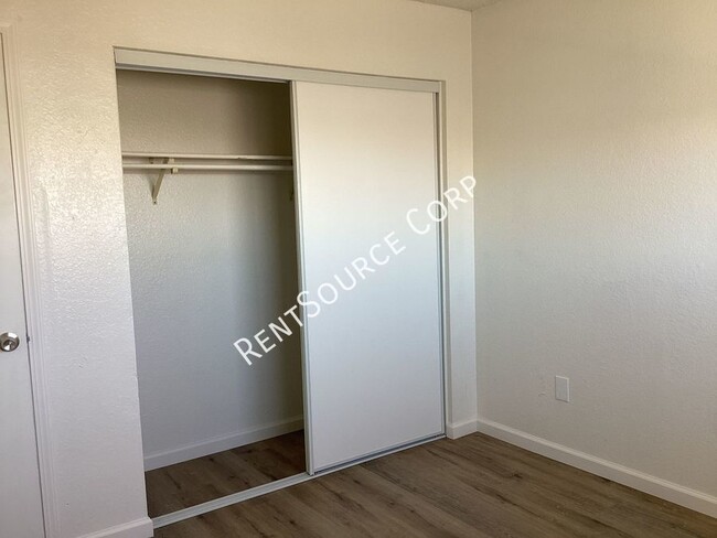 Building Photo - 2 Bedroom Condo for Rent in Barstow