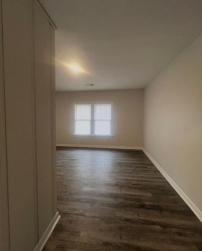 Building Photo - 4 bedroom 2 Bath - Available Now on Main Ave SW