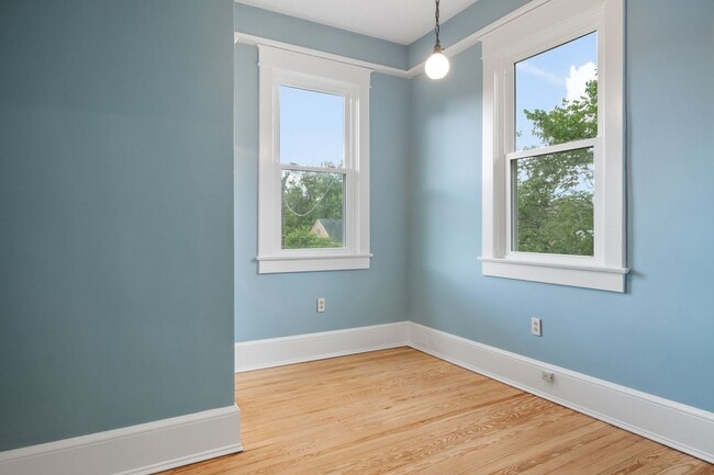 Building Photo - 4 to 5 bed / 2 Bath Just remodeled