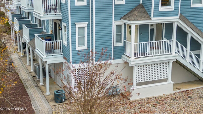 Building Photo - 336 E Lacey Rd