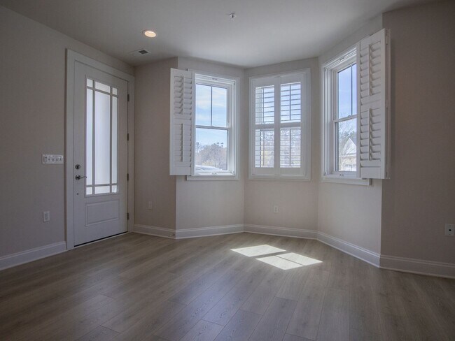 Building Photo - Walkable Short Pump Living with a Huge Private Deck