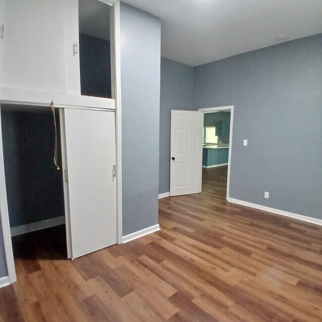 Building Photo - 949 Kney St