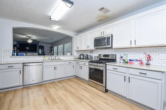 Building Photo - 20418 Linden Tree Dr