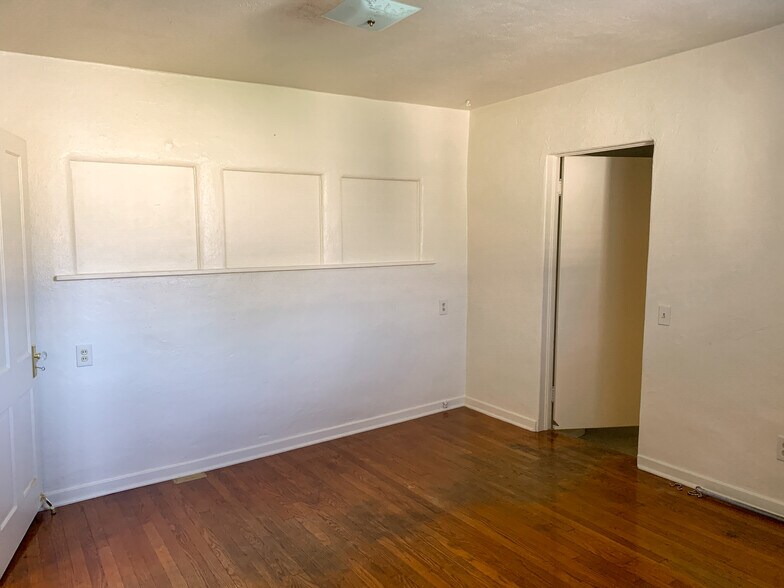 Building Photo - 832 S Maple Ave