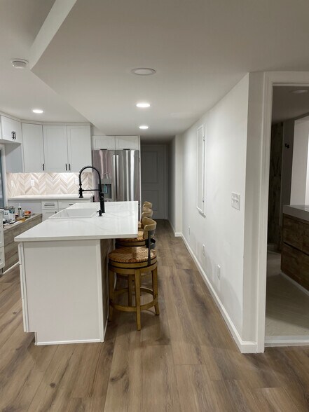 Building Photo - Room in Apartment on Wynfair Dr