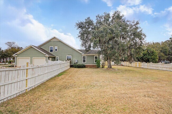 Building Photo - 3078 Dickinson Dr