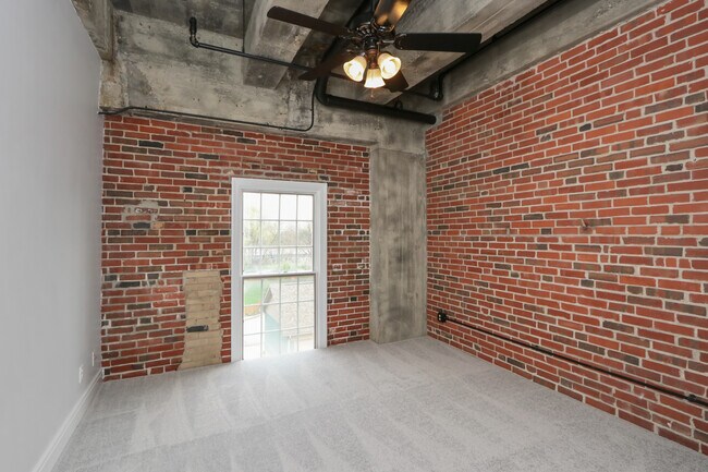 Building Photo - 735 Lexington Ave