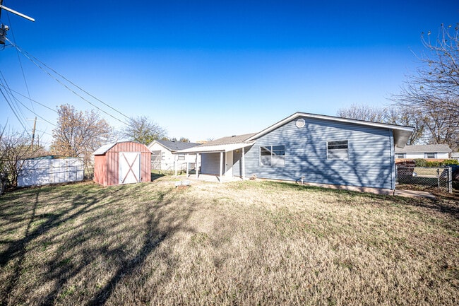 Building Photo - 911 SW 35th St