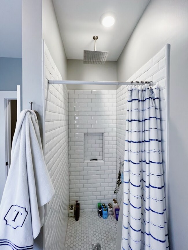Building Photo - Charming Duplex in the Heart of Uptown New...