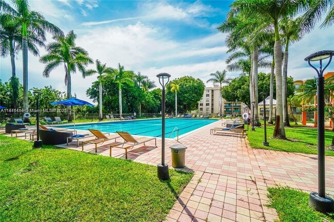 Building Photo - 9350 Fontainebleau Blvd
