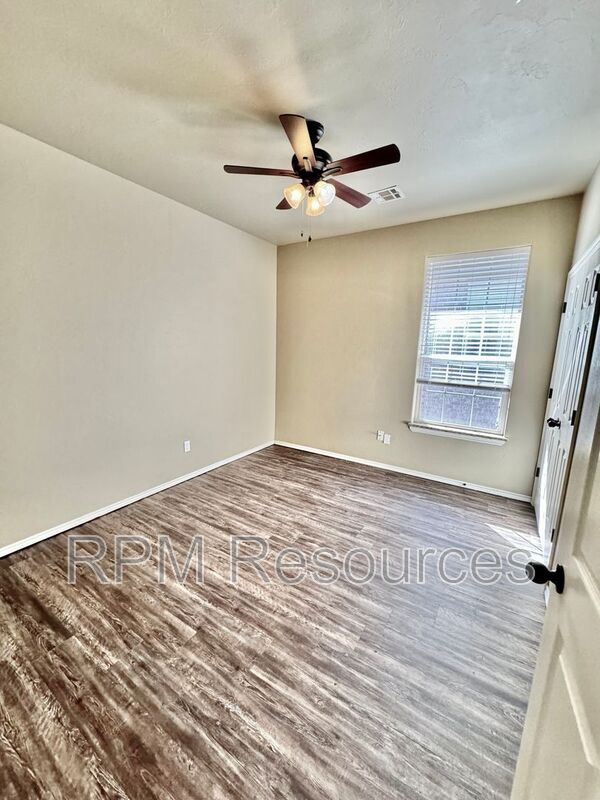 Building Photo - 151 Bison Ct Way